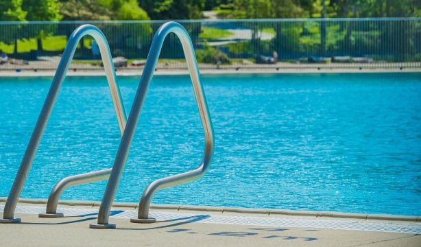 Un problema para muchos mayores en las piscinas