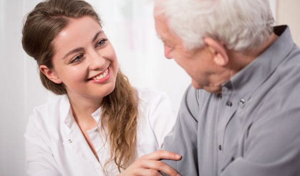 Las enfermeras reclaman políticas para luchar contra el maltrato a los mayores