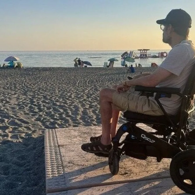 marcelino es un vecino de salobrena con esclerosis multiple que pide una playa accesible ab1d