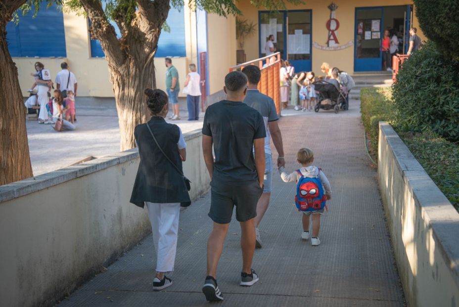 EuropaPress 6204008 padres madres llevando hijos colegio EuropaPress 6204008 padres madres llevando hijos colegio