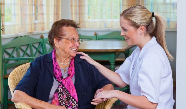 Familiares de residencias de Cataluña piden mejorar sueldos y aumentar el personal
