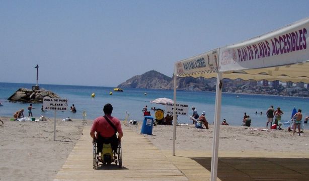 Mayores y personas con discapacidad piden playas más accesibles: "Tenemos derecho a disfrutarlas"