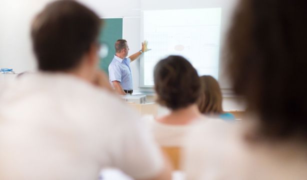 Profesores universitarios en Madrid dejarán de ser excluidos para el complemento por investigación (Bigstock)