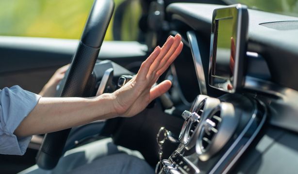 Despídete del calor dentro del coche: este botón poco conocido te dará la solución