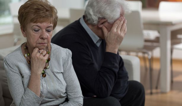 Pasar a convivir en pareja las 24 horas del día por la jubilación: aumentan los "divorcios grises"