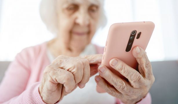 El edadismo tecnológico alcanza a más de 3,5 millones de personas, según UGT