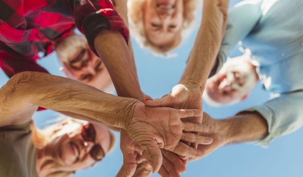 CEATE lanza ‘Disfruta la V: Voluntariado, Verano’ para reconocer la labor de sus voluntarios mayores (Bigstock)