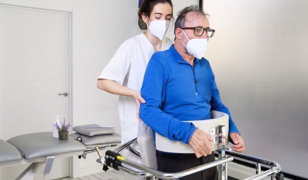 Cada día tres personas son diagnosticadas de ELA y otras tres fallecen en España (Bigstock)).