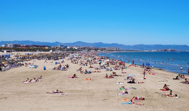 Pescar o jugar a las palas en zonas prohibidas: multas de hasta 3.000 euros en la playa
