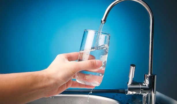 Cuidado: esta estafa de los filtros de agua tiene como víctimas principales a las personas mayores