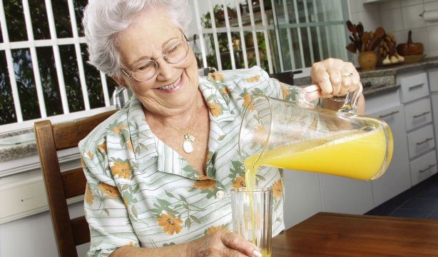 El refresco ideal para mayores de 65 años que ayuda a mantenerse hidratado y combatir el calor