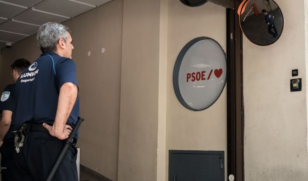 La UCO entra en la sede del PSOE y en Transportes para clonar los correos de Cerdán y Ábalos