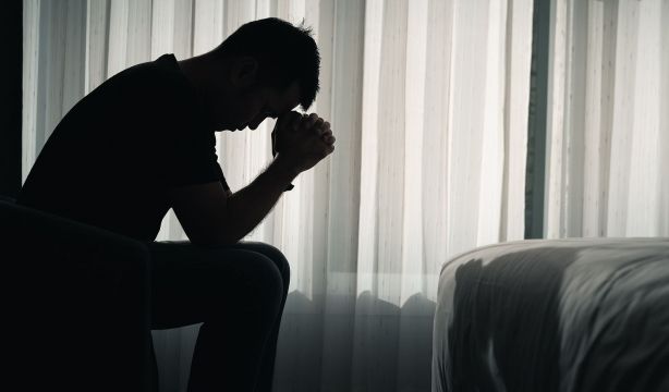 La postura y la ropa de cama también influyen a la hora de pasar calor al dormir (Bigstock)