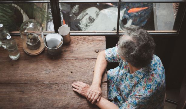 La soledad no deseada en mayores se agudiza en verano: su escasa red social se va de vacaciones