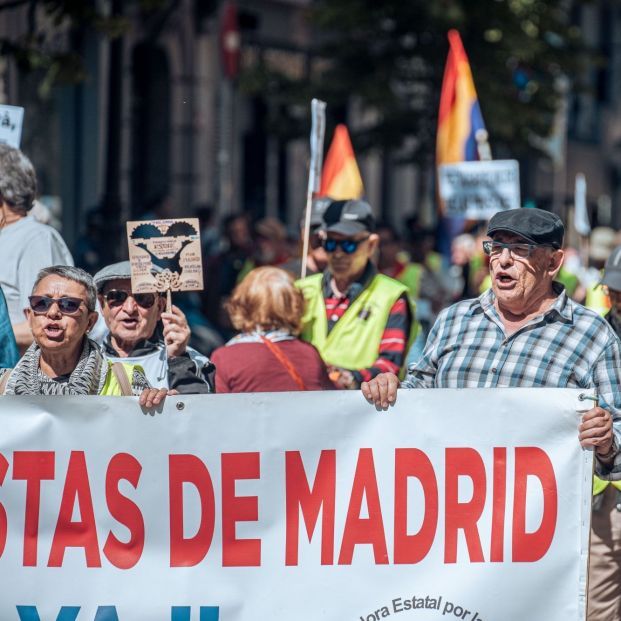 europapress 5121592 manifestantes pancartas manifestacion contra reformas pensiones llevadas 1 1 621x621 europapress 5121592 manifestantes pancartas manifestacion contra reformas pensiones llevadas 1 1 621x621