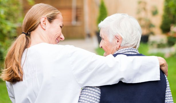 Los cuidados de enfermería en pacientes con demencia, a debate