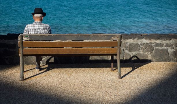 Llegan las vacaciones, ¿qué hacemos con los mayores? La soledad no deseada en esta época estival (Bigstock)
