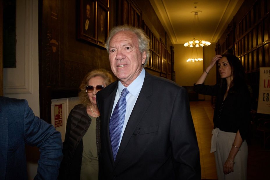 EuropaPress 5452571 exministro interior jose barrionuevo llegada presentacion nueva obra rosa