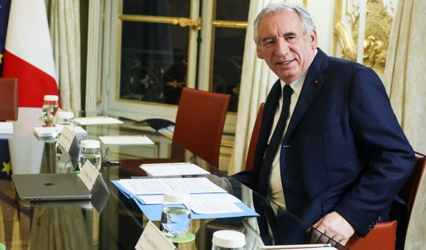 Los socialistas franceses anuncian una moción de censura contra Bayrou por las pensiones