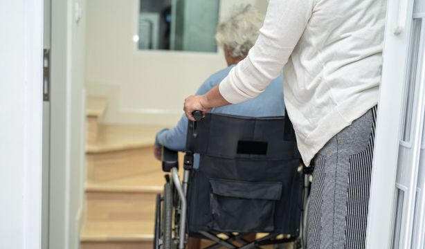 La Comunidad de Madrid aumenta un 50% su inversión en ayuda a domicilio