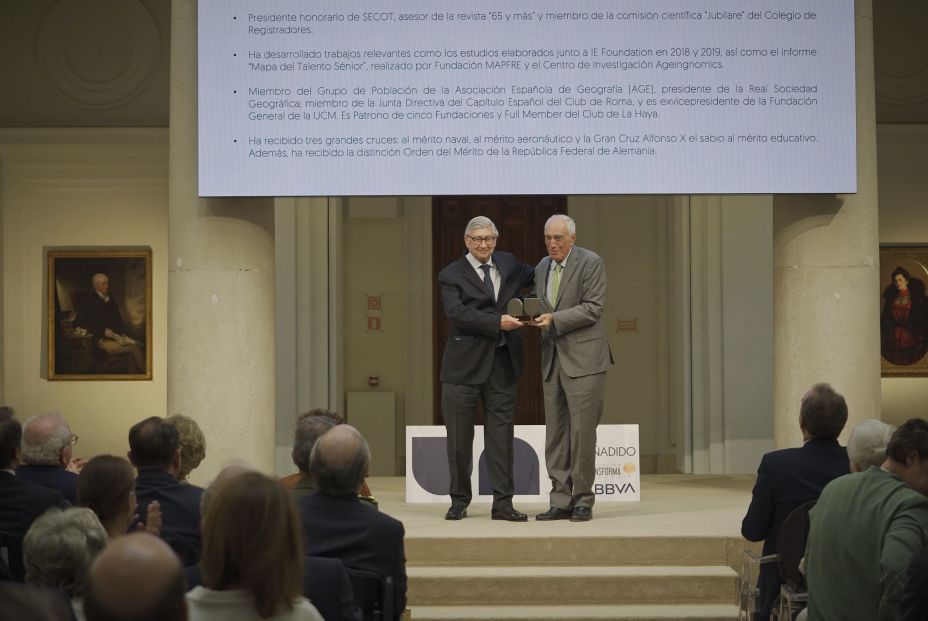 Foto 1 Rafael Puyol, presidente de UNIR recibe el Premio Valor Añadido en Educación Foto 1 Rafael Puyol, presidente de UNIR recibe el Premio Valor Añadido en Educación