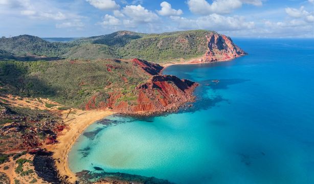 La impresionante cala roja de Menorca que muy pocos conocen y parece sacada de Marte