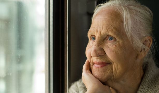 Andalucía inicia la formulación de su Estrategia para la atención a la soledad en mayores (Bigstock)