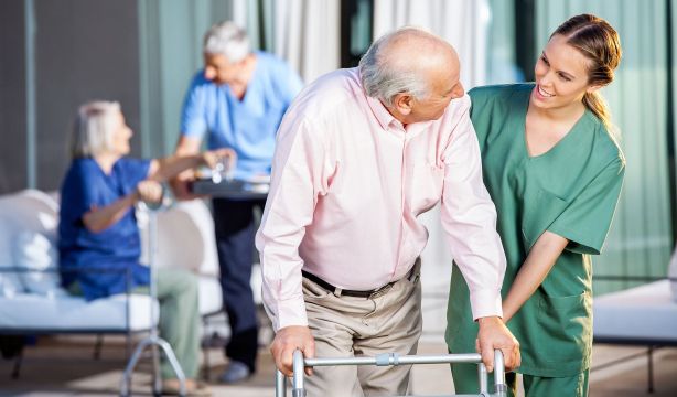 Publican una guía para mejorar la atención a personas mayores sordas en residencias