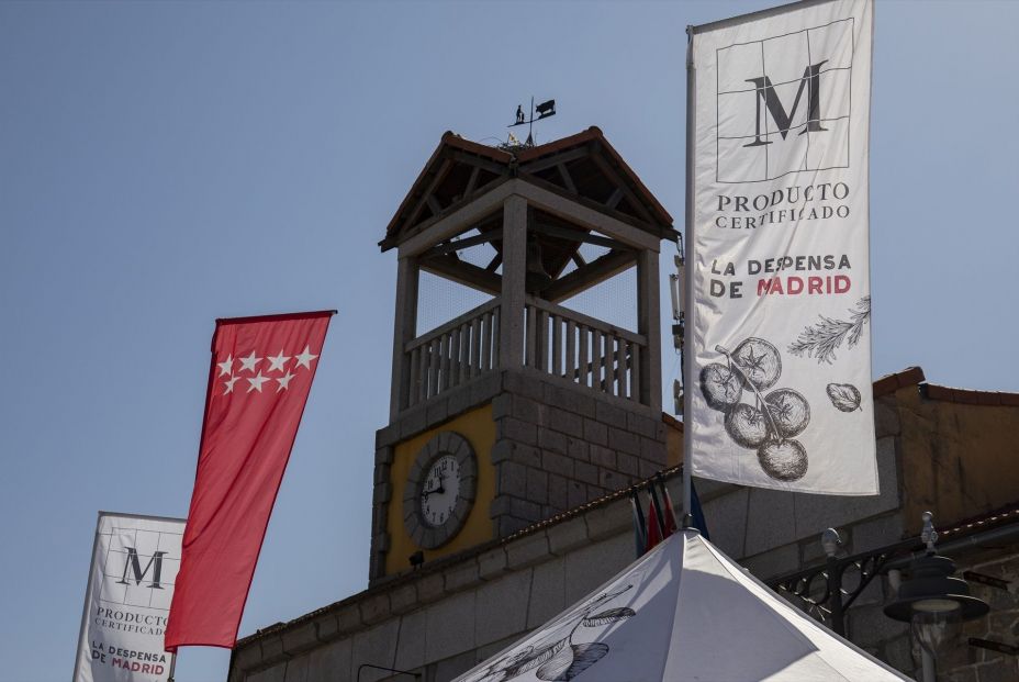 EuropaPress 3893703 ayuntamiento moralzarzal junto banderas anuncian mercadillo despensa madrid