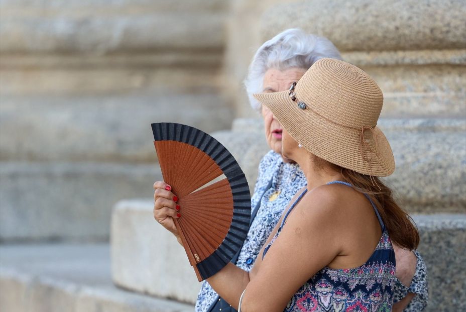 EuropaPress 6832380 mujer abanica ola calor 30 junio 2025 madrid espana 17 comunidades EuropaPress 6832380 mujer abanica ola calor 30 junio 2025 madrid espana 17 comunidades