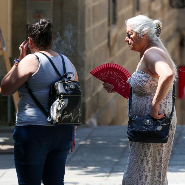 EuropaPress 6832378 mujer abanica ola calor 30 junio 2025 madrid espana 17 comunidades