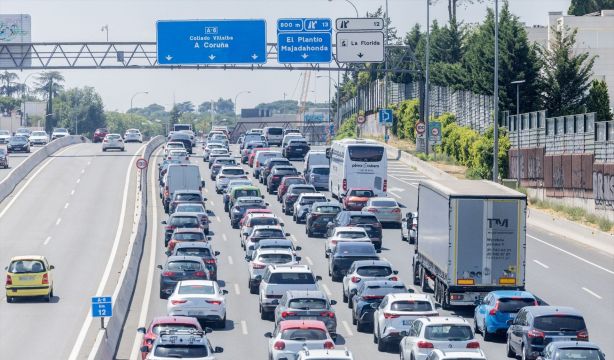 EuropaPress 6826263 varios vehiculos circulan primera operacion salida verano 2025 autovia a6