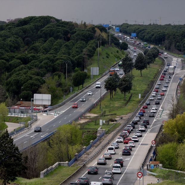 EuropaPress 6640323 varios vehiculos circulan a 5 11 abril 2025 madrid espana direccion general