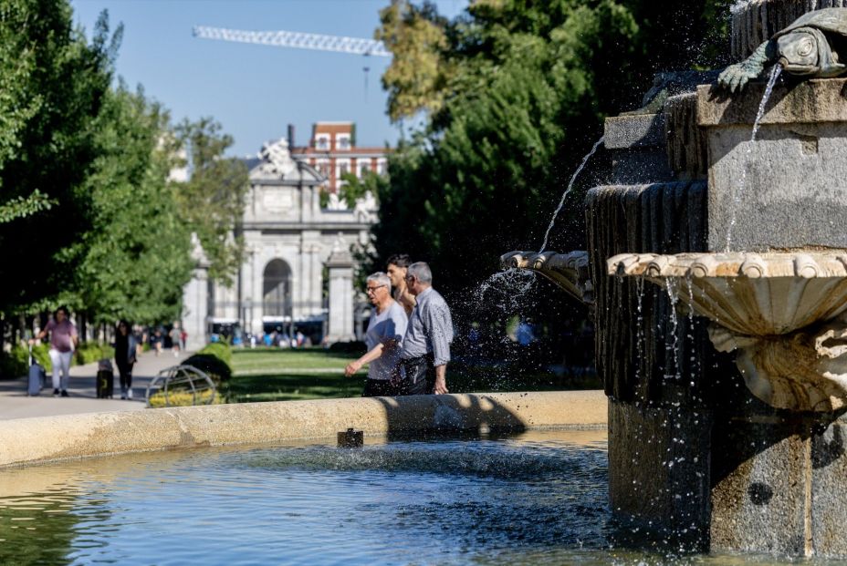 EuropaPress 6752750 ciudadanos refrescan parque retiro jornada hoy debido aumento temperaturas