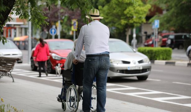 Casi 20 millones de españoles viven en CCAA con Servicios Sociales "débiles o irrelevantes"