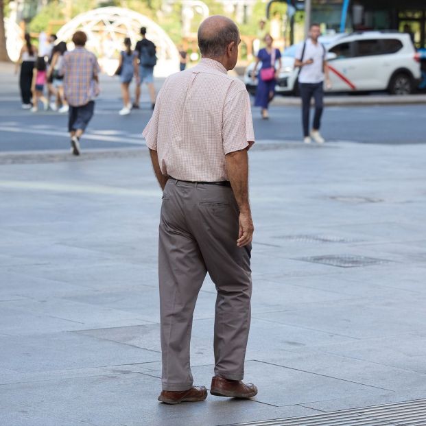 EuropaPress 6177961 senor mayor camina calle madrid 28 agosto 2024 madrid espana seguridad