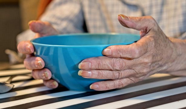 Cómo combatir la pérdida de apetito en personas mayores durante el verano con platos frescos
