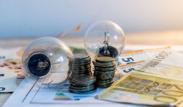 EuropaPress 6442572 dos bombillas billetes monedas facturas enero 2025 madrid espana gobierno