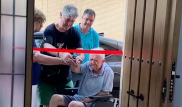 VÍDEO: Unos abuelos recuperan su casa en Paiporta tras ser arrasada por la DANA (TikTok: @davidlorasm)
