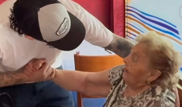 VÍDEO: Cumple el sueño de su abuela de conocer a Melendi y su reacción emociona (Instagram: @juanki.municio)