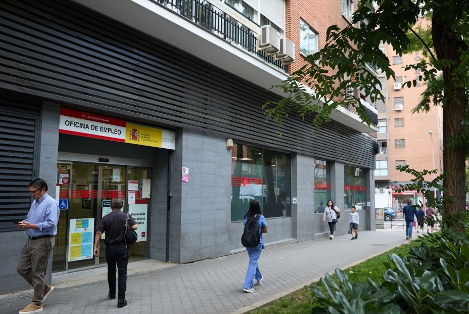EuropaPress 6770702 varias personas inmediaciones oficina sepe junio 2025 madrid espana paro EuropaPress 6770702 varias personas inmediaciones oficina sepe junio 2025 madrid espana paro