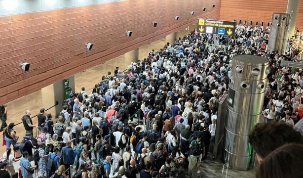 Caos en Barajas por el colapso del control de pasaportes de la T4