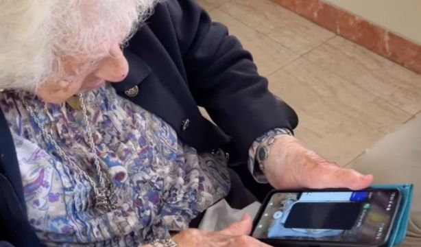 María Luisa Merelles, en el umbral de los 106 años, rompe estereotipos con la tecnología