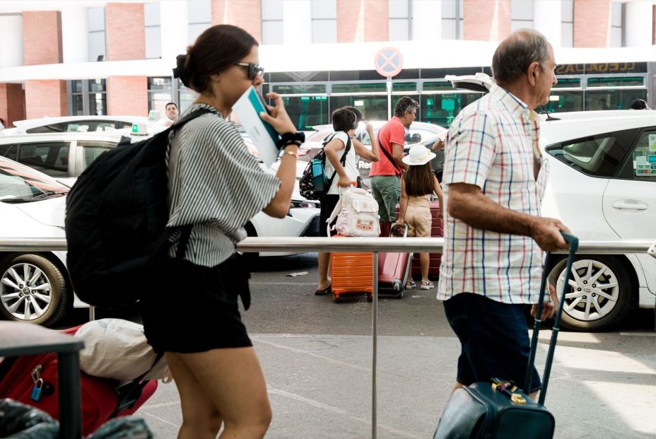 EuropaPress 6825780 varias personas maletas exterior estacion puerta atocha almudena grandes