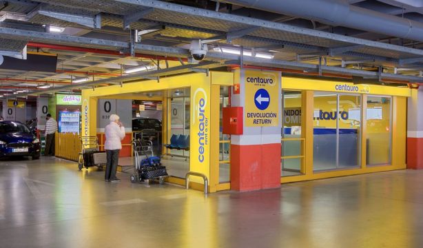 OCU denuncia a cinco compañías de alquiler de coches por falta de transparencia y cláusulas abusivas