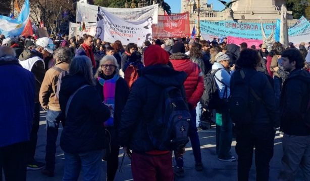 Miles de jubilados vuelven a salir a la calle en Argentina para exigir un aumento de las pensiones