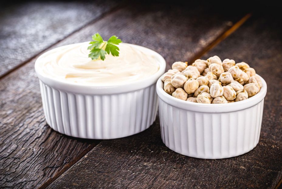 Receta de ensaladilla de garbanzos madrileños con veganesa. Foto: Bigstock