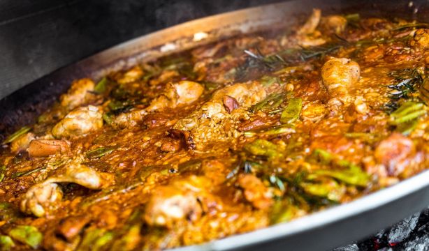 Ni el caldo ni el sofrito: el truco de José Andrés para conseguir que el arroz quede sabroso