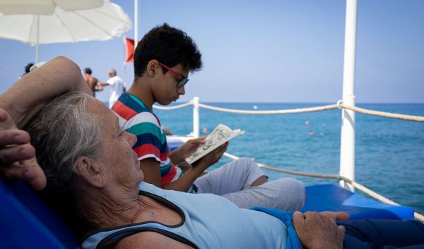 Consejos para disfrutar de un día de playa con personas muy mayores