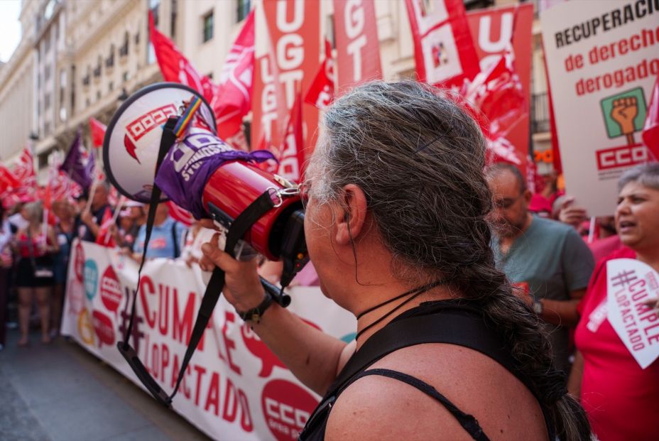 EuropaPress 6845885 mujer megafono concentracion ccoo ugt incumplimientos gobierno funcionarios
